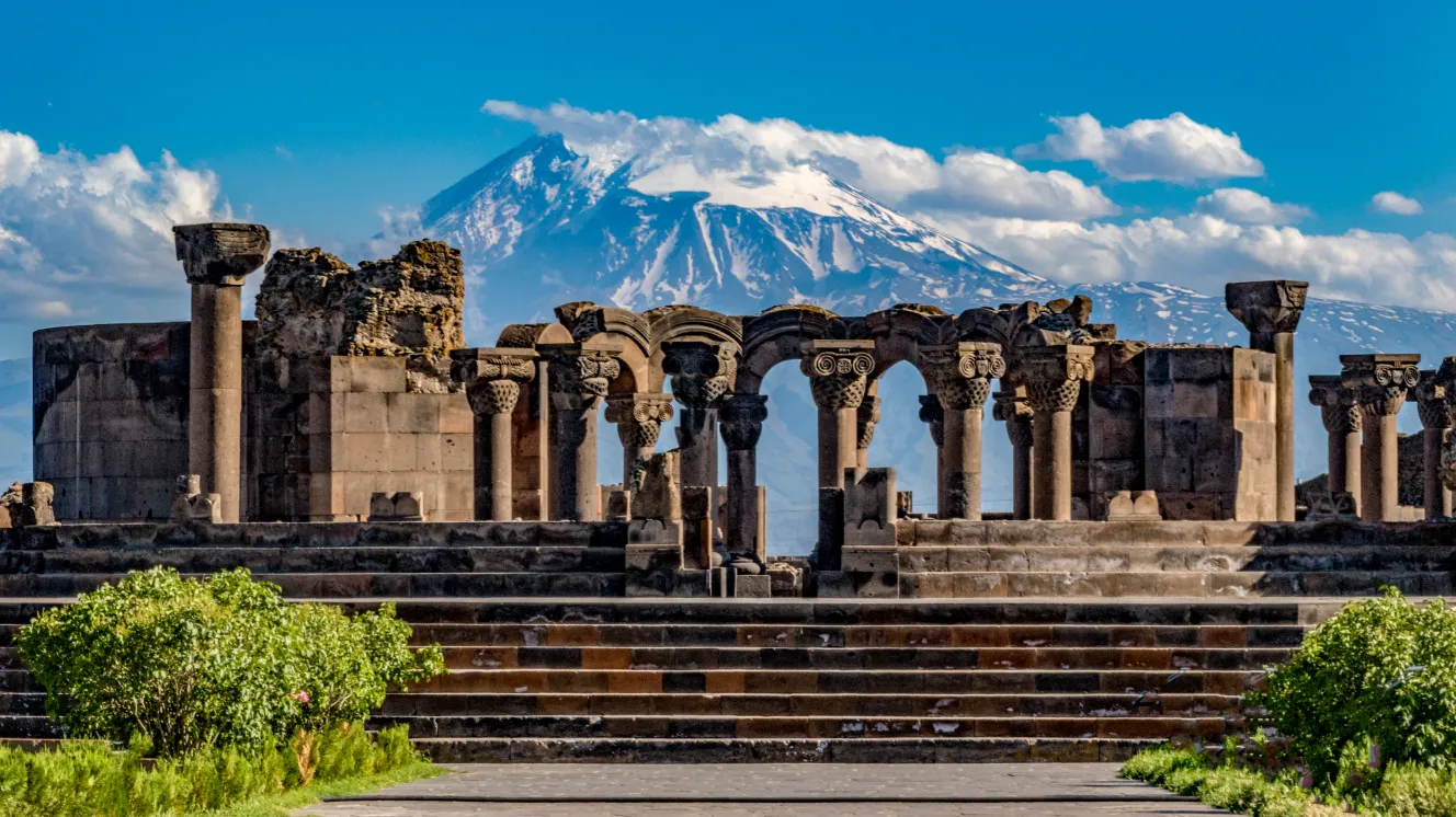Ruïnes van de Zvartnots-kathedraal met de berg Ararat op de achtergrond